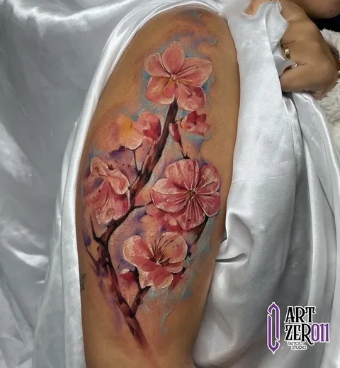 Galho de cerejeira com flores rosa em aquarela, no braço