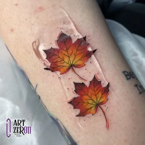 Duas folhas de bordo em laranja e vermelho, coloridas
