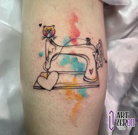 Máquina de costura antiga em traço preto, com manchas de aquarela coloridas e uma corujinha em cima