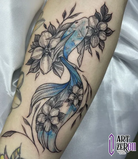 Peixe de cauda longa em aquarela azul, entre flores em traço preto
