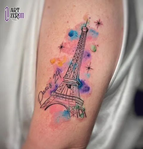 Torre Eiffel em traço preto sobre manchas de aquarela rosa, azul e roxa, com estrelas