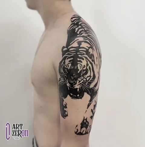 Tigre preto caminhando, em blackwork, no ombro e no braço