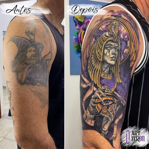 Antes e depois de uma cobertura no ombro: a tatuagem antiga foi coberta por uma figura egípcia colorida
