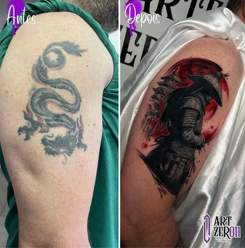 Antes e depois: dragão antigo e apagado no braço, coberto por um samurai em preto e cinza com uma lua vermelha