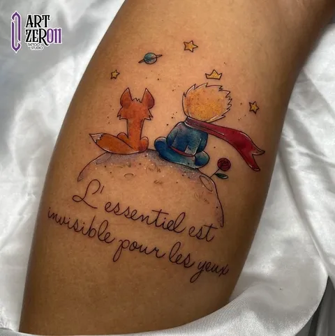O Pequeno Príncipe e a raposa sentados num planeta, coloridos, com a frase "L'essentiel est invisible pour les yeux" em letra cursiva