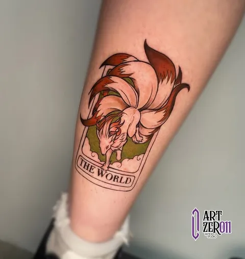 Raposa de nove caudas laranja numa carta de tarô "The World", colorida, na perna