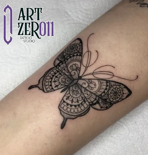 Borboleta com asas de mandala, em traço fino e pontilhismo preto
