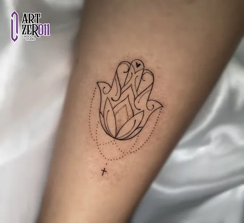 Mão de Hamsá com flor de lótus por dentro e pontilhado em volta, em traço fino