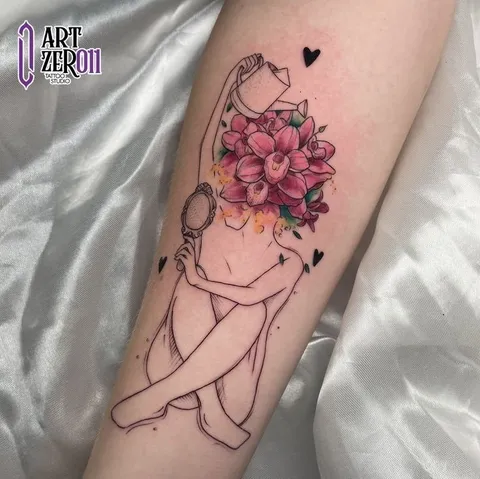 Mulher em traço fino abraçando os joelhos, com flores cor-de-rosa no lugar da cabeça e um espelho na mão
