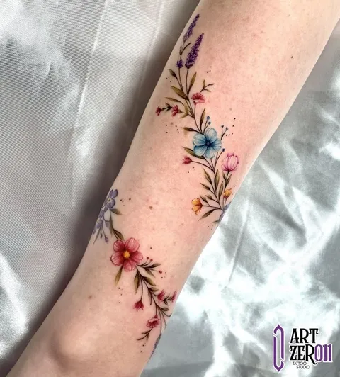 Ramo de flores silvestres coloridas e lavanda, ao longo do braço
