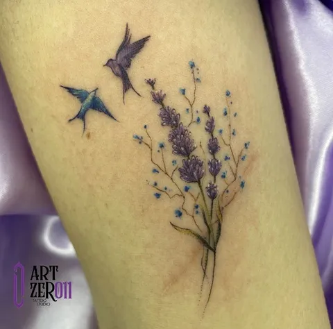 Buquê de lavanda com flores azuis e duas andorinhas voando