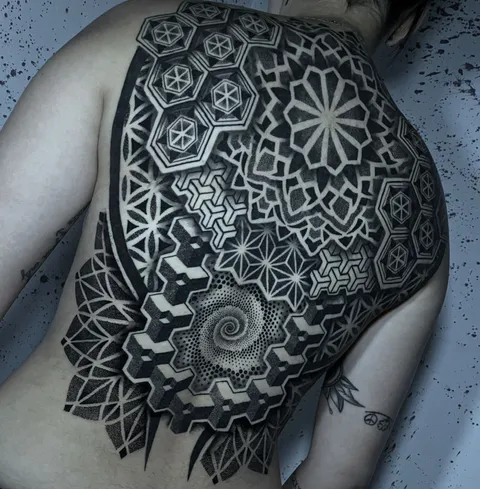 Costas cobertas por hexágonos, mandalas e uma espiral em pontilhismo preto