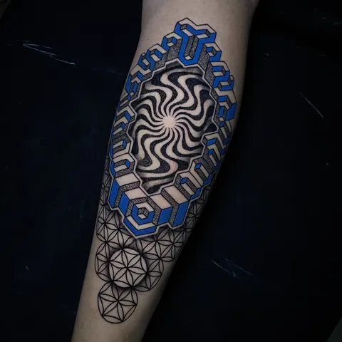 Espiral hipnótica dentro de uma moldura geométrica azul e preta, com flor da vida embaixo, na perna