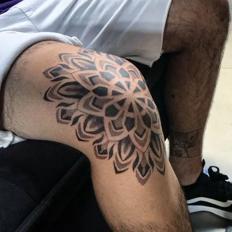 Mandala em pontilhismo preto cobrindo o joelho