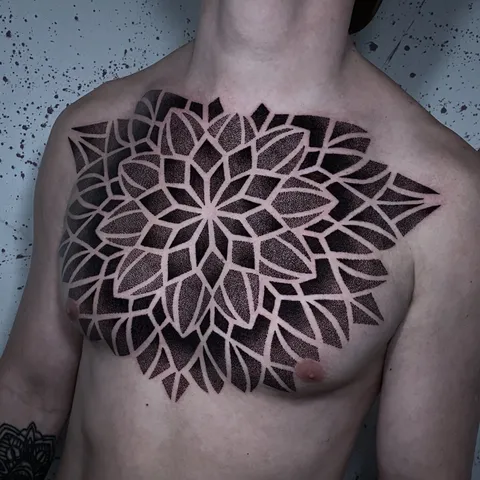 Mandala grande em pontilhismo preto cobrindo o peito