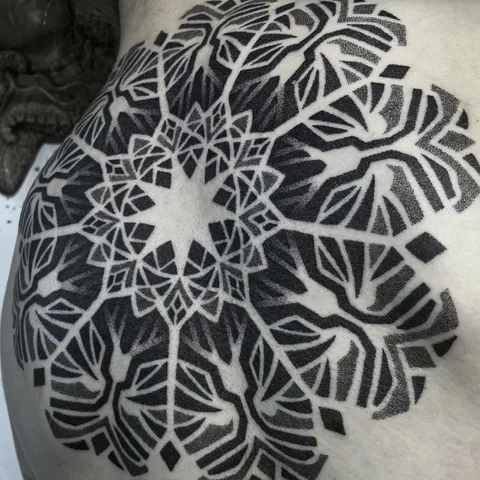 Mandala grande com ramos em pontilhismo preto