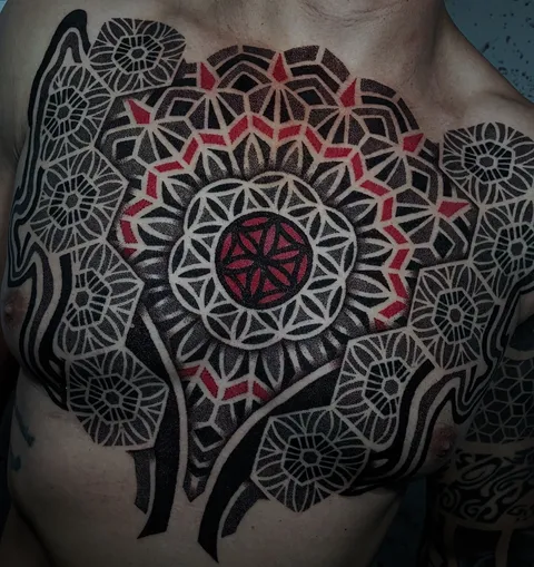 Mandala geométrica no peito, em preto com detalhes em vermelho