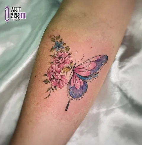 Borboleta em rosa e lilás ao lado de flores cor-de-rosa, com efeito de brilho nas asas