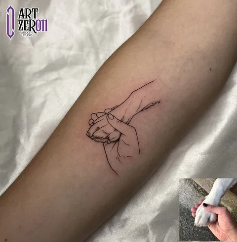 Mão segurando a pata de um cachorro em traço fino, ao lado da foto que deu origem ao desenho