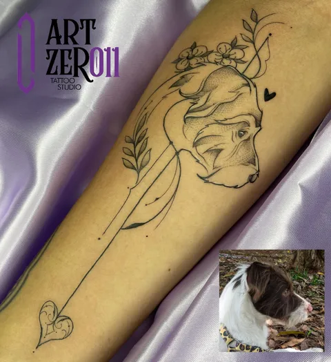 Cachorro desenhado em traço fino com flores e uma flecha, ao lado da foto usada como referência
