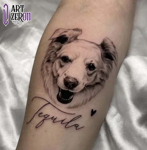 Retrato de um cachorro sorrindo em realismo preto e cinza, com o nome dele em letra cursiva