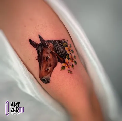 Cabeça de cavalo em realismo colorido, com flores amarelas na crina