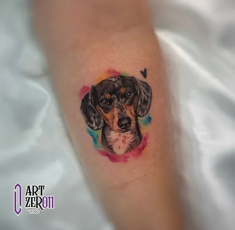Retrato realista de um dachshund com fundo em aquarela colorida, no antebraço