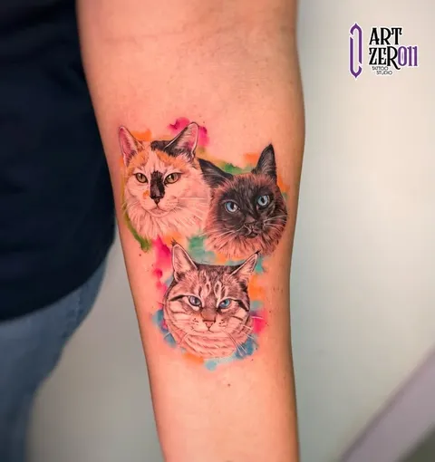 Retratos realistas de três gatos com fundo em aquarela colorida, no antebraço