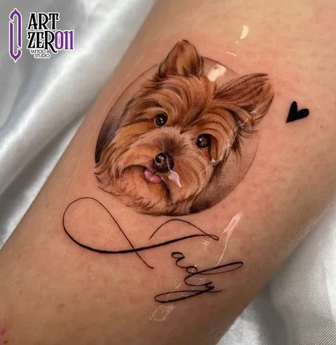 Retrato realista colorido de um yorkshire, com o nome do cachorro em letra cursiva