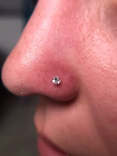 Piercing na narina com joia de pedra brilhante