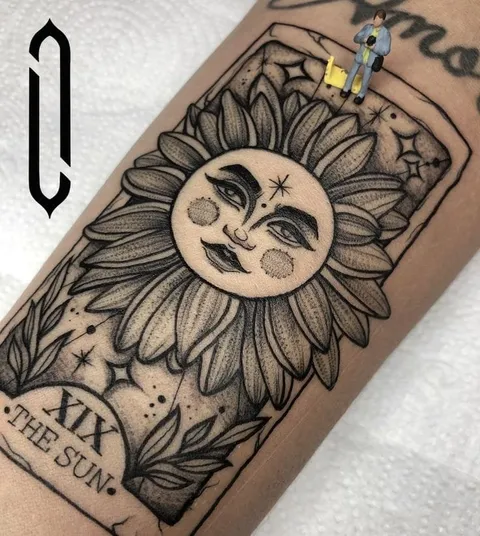 Carta de tarô "The Sun" (XIX), com um sol de rosto e pétalas em pontilhismo preto