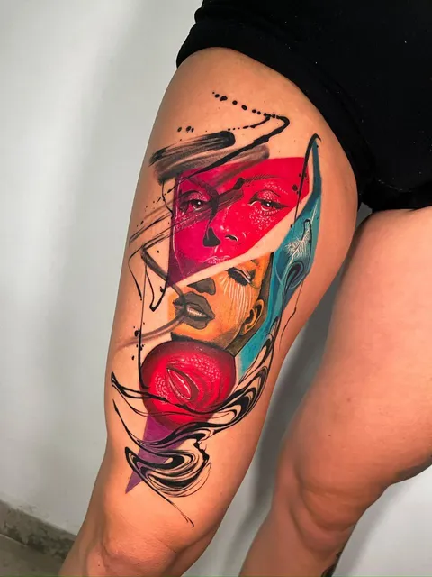 Rostos femininos em realismo colorido, em vermelho, laranja e azul, com manchas e traços abstratos, na coxa