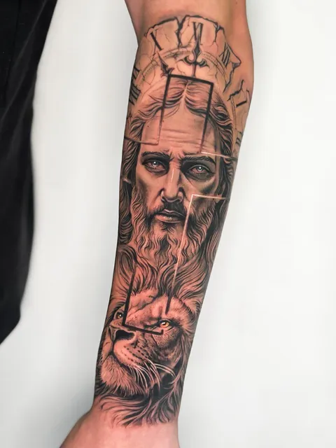 Rosto de Jesus e cabeça de leão no mesmo desenho, em realismo preto e cinza, no antebraço
