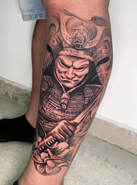 Samurai de armadura segurando a espada, em realismo preto e cinza