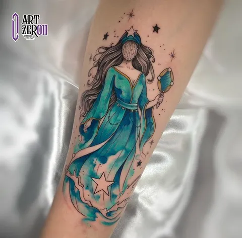 Iemanjá de vestido azul e turquesa em aquarela, com espelho na mão e estrelas