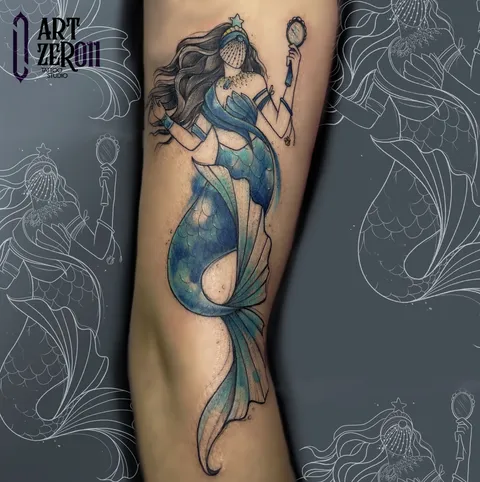 Iemanjá em aquarela azul segurando um espelho, na perna