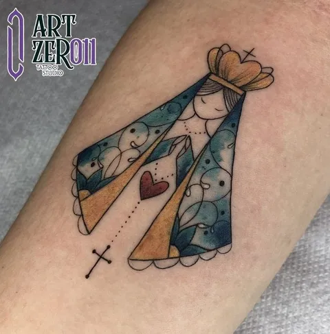 Nossa Senhora Aparecida estilizada, com manto azul e dourado e coração vermelho