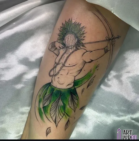 Oxóssi com arco e flecha, cocar e saia de folhas verdes em aquarela